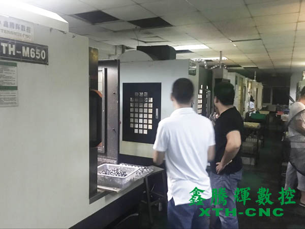 雕銑機(jī)和鉆攻機(jī)使用現(xiàn)場(chǎng) 雕銑機(jī)和鉆攻機(jī)